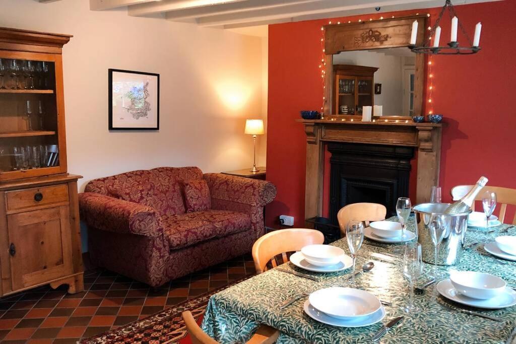 Stunning & Spacious House In Central テンビー エクステリア 写真