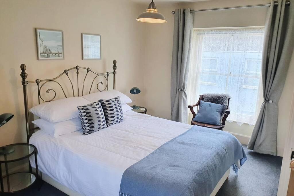 Stunning & Spacious House In Central テンビー エクステリア 写真