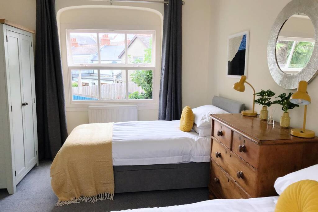 Stunning & Spacious House In Central テンビー エクステリア 写真