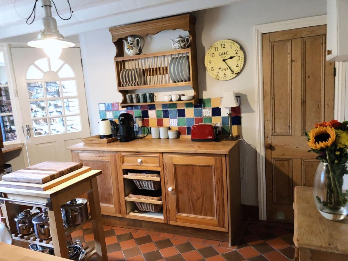 Stunning & Spacious House In Central テンビー エクステリア 写真